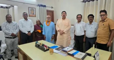 BRABU में सेवानिवृत्त प्रोफेसर व परिचारिका को कुलपति प्रो. दिनेश चंद्र राय ने सौंपे पेंशन संबंधी कागजात