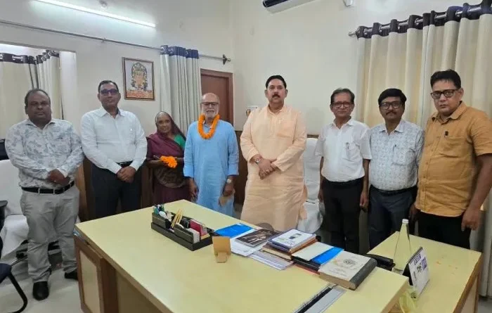 BRABU में सेवानिवृत्त प्रोफेसर व परिचारिका को कुलपति प्रो. दिनेश चंद्र राय ने सौंपे पेंशन संबंधी कागजात