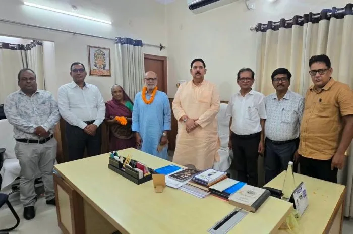 BRABU में सेवानिवृत्त प्रोफेसर व परिचारिका को कुलपति प्रो. दिनेश चंद्र राय ने सौंपे पेंशन संबंधी कागजात