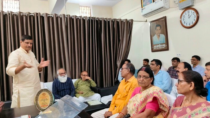 title Muzaffarpur Muzaffarpur में शिक्षक समस्याओं पर संवाद जरूरी : एमएलसी डॉ. संजय कुमार सिंह, वेतन-पेंशन और सेवा सुरक्षा के मुद्दे उठे