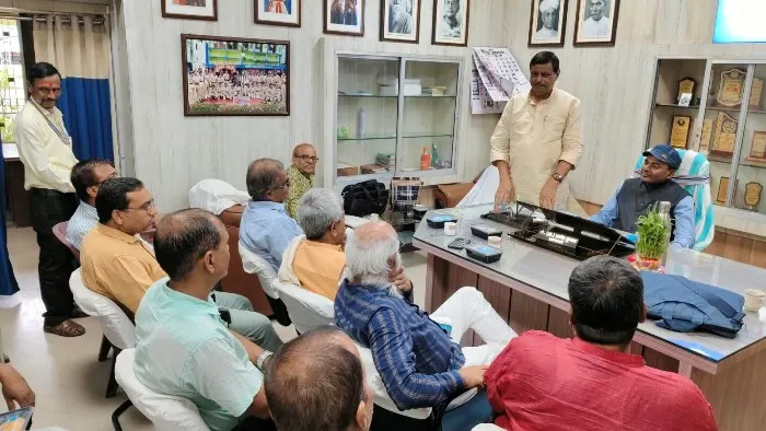 title Muzaffarpur Muzaffarpur में शिक्षक समस्याओं पर संवाद जरूरी : एमएलसी डॉ. संजय कुमार सिंह, वेतन-पेंशन और सेवा सुरक्षा के मुद्दे उठे