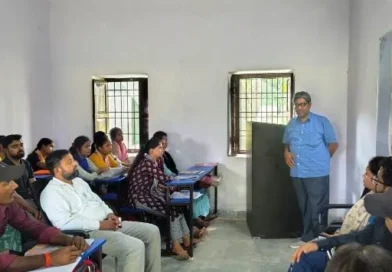 Chanpatia Degree College में हिंदी पखवाड़ा, निबंध-काव्य पाठ व भाषण प्रतियोगिताओं में दिखी विद्यार्थियों की प्रतिभा