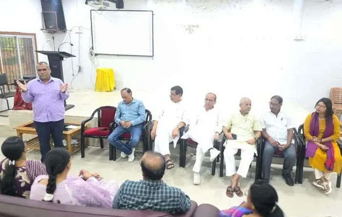 Muzaffarpur में शिक्षक संवाद: वेतन, पेंशन और सेवा सुरक्षा के मुद्दों पर प्रो. संजय कुमार सिंह ने दिया भरोसा