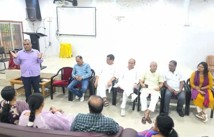 Muzaffarpur  में शिक्षक संवाद: वेतन, पेंशन और सेवा सुरक्षा के मुद्दों पर प्रो. संजय कुमार सिंह ने दिया भरोसा