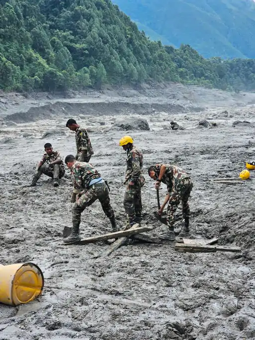 नेपाल में प्रिंसिपल ने 900 छात्रों की जान बचाई:चेतावनी मिलते ही स्कूल खाली कराया; कुछ देर में पूरी इमारत बही; अब तक 955 की मौत
