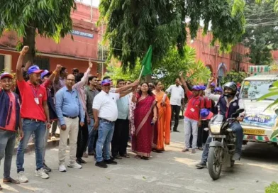 SRPS College Jaintpur : NSS, NCC और आपदा मित्र छात्र-छात्राओं ने बाढ़ प्रभावित परिवारों तक पहुंचाई राहत सामग्री