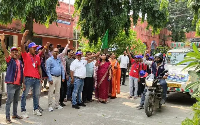 title SRPS College Jaintpur SRPS College Jaintpur : NSS, NCC और आपदा मित्र छात्र-छात्राओं ने बाढ़ प्रभावित परिवारों तक पहुंचाई राहत सामग्री